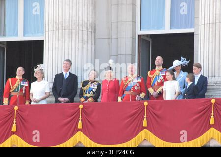 CITY OF WESTMINSTER, LONDON, Samstag, 13. Juni 2026. TRH der Herzog und die Herzogin von Edinburgh, Sir Tim Laurence, HRH die Prinzessin Royal, Ihre Majestät die Königin, seine Majestät der König, TRH der Prinz und Prinzessin von Wales mit Prinzessin Charlotte, Prinz George und Prinz Louis auf dem Balkon des Buckingham Palace nach der jährlichen Trooping the Colour Zeremonie. Truping the Colour findet jedes Jahr am zweiten Samstag im Juni statt, um den offiziellen Geburtstag seiner Majestät des Königs zu feiern. Quelle: James Taylor/Alamy Live News Stockfoto
