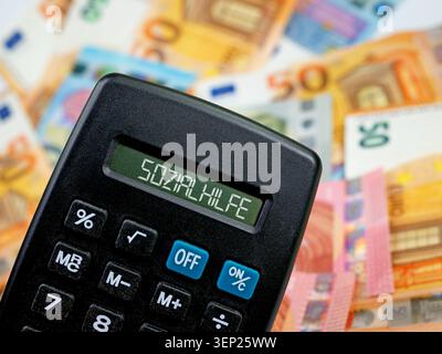 Ein Taschenrechner mit dem Wort „Wohlfahrt“ auf dem Display Stockfoto