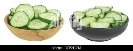 Geschnittene Gurke in Woodenn und Keramikschale isoliert auf weißem Hintergrund mit voller Schärfentiefe Stockfoto