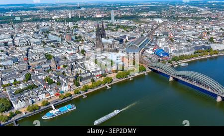 Luftaufnahme von der Drohne auf den Kölner Dom, die Hohenzollernbrücke und den Rhein in Köln an einem sonnigen Tag. Stockfoto