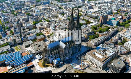 Luftaufnahme des Kölner Doms und der umliegenden Skyline des Stadtzentrums in Köln, Deutschland, an einem sonnigen Tag. Stockfoto