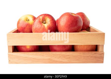 Apfelfrucht in Holzkiste isolieren auf weißem Hintergrund mit Clipping Pfad. Stockfoto
