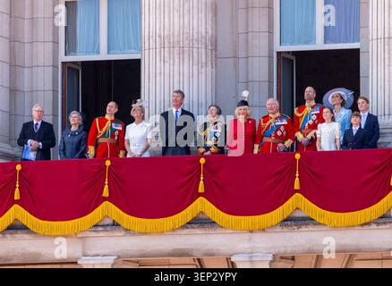 London, UK 13. Juni 2026 Mitglieder der Royal Family treffen sich auf dem Balkon des Buckingham Palace, um die Fliegenfliegen zu beobachten. König und Königin werden von Catherine und William, Prinz George, Lois und Prinzessin Charlotte begleitet. Prinzessin Anne mit ihrem Ehemann Tim Lawrence, Edward und Sophie Duke und Duchess of Edinburgh. Großbritannien bereitet sich darauf vor, den offiziellen Geburtstag des Königs mit der legendären Zeremonie „Trooping the Colour“ zu begehen, ein Spektakel, das von einigen der angesehensten Regimenter des Militärs inszeniert wird. Tausende von Zuschauern werden Whitehall, zusammen mit der Königlichen Familie, für die jährliche Veranstaltung, die Uni Stockfoto