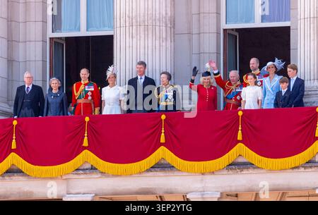 London, UK 13. Juni 2026 Mitglieder der Royal Family treffen sich auf dem Balkon des Buckingham Palace, um die Fliegenfliegen zu beobachten. König und Königin werden von Catherine und William, Prinz George, Lois und Prinzessin Charlotte begleitet. Prinzessin Anne mit ihrem Ehemann Tim Lawrence, Edward und Sophie Duke und Duchess of Edinburgh. Großbritannien bereitet sich darauf vor, den offiziellen Geburtstag des Königs mit der legendären Zeremonie „Trooping the Colour“ zu begehen, ein Spektakel, das von einigen der angesehensten Regimenter des Militärs inszeniert wird. Tausende von Zuschauern werden Whitehall, zusammen mit der Königlichen Familie, für die jährliche Veranstaltung, die Uni Stockfoto