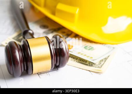 Architekturhaus Plan Projekt Blaupause und Richter gavel Hammer mit gelbem Helm und US-Dollar-Banknoten, Ingenieur-und Baurecht und JUSTIC Stockfoto