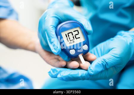 Arzt überprüfen Diabetes aus dem Fingerblutzuckerspiegel mit Fingerlanzette. Stockfoto