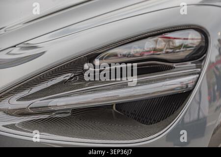 Luxus-Scheinwerfer im Fahrzeug mit LED-Design mit mehreren Elementen, glänzend reflektierender Mittelscheibe aus Kunststoff und Carbon-Außengehäuse Stockfoto