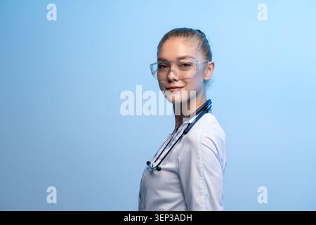 Ärztin mit medizinischer Schutzbrille und Stethoskop Stockfoto