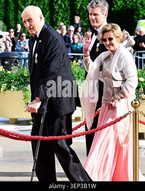 Stockholm, Schweden. Juni 2026. Königin Sonja und König Harald von Norwegen treffen am Königlichen Opernhaus ein, um ein goldenes Hochzeitskonzert zu Ehren des Königspaares während ihrer goldenen Hochzeitsfeier in Stockholm, Schweden, am 13. Juni 2026 zu feiern.Foto: Jonas Ekströmer/TT/Code 10030 dieser Text ist automatisch übersetzt Credit: TT News Agency/Alamy Live News Stockfoto
