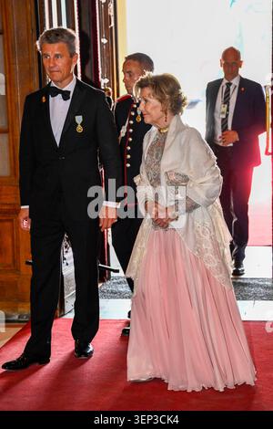 Stockholm, Schweden. Juni 2026. Königin Sonja und König Harald von Norwegen treffen am Königlichen Opernhaus ein, um ein goldenes Hochzeitskonzert zu Ehren des Königspaares während ihrer goldenen Hochzeitsfeier in Stockholm, Schweden, am 13. Juni 2026 zu feiern.Foto: Jonas Ekströmer/TT/Code 10030 dieser Text ist automatisch übersetzt Credit: TT News Agency/Alamy Live News Stockfoto
