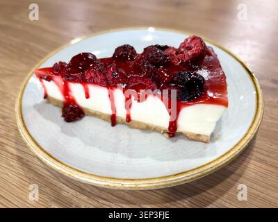 Nahaufnahme eines Stücks frischen Himbeer-Käsekuchen in einem Café Stockfoto