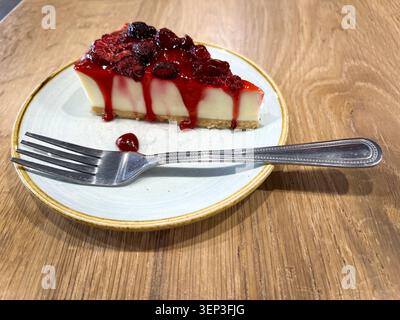 Nahaufnahme eines Stücks frischen Himbeer-Käsekuchen in einem Café Stockfoto