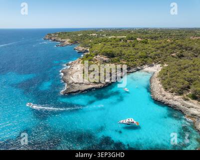 Luftaufnahme von Yachten und Booten in Cala Mondrago, Mallorca, Spanien Stockfoto