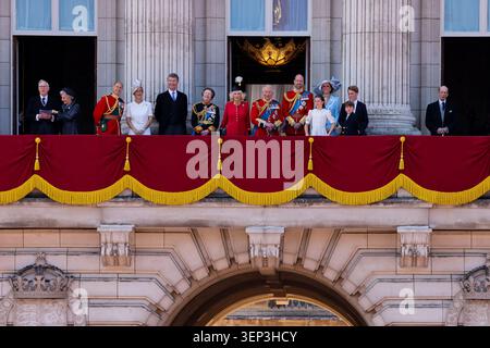 London. UK. 13. Juni 2026. Prinz Richard, Herzog von Gloucester und Birgitte, Herzogin von Gloucester, Edward, Herzog von Edinburgh, Sophie, Herzogin von Edinburgh, Vize-Admiral Sir Tim Laurence, Prinzessin Anne, Königin Camilla, König Karl III., Prinz William, Catherine, Prinzessin von Wales, Prinzessin Charlotte von Wales, Prinz Louis von Wales, Prinz George von Wales und Duke of Kent auf dem Balkon des Buckingham Palace, nachdem sie die ColourÊ2026 in London besucht hatte. Trupp the Colour, auch bekannt als KingÕs-Geburtstagsparade, ist die jährliche militärische Zeremonie zum offiziellen Geburtstag der Briten Stockfoto