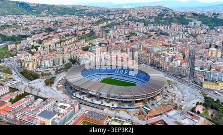 Luftaufnahme von der Drohne auf das Stadio Diego Armando Maradona und das städtische Wohnviertel in Neapel, Italien, bei Tageslicht. Stockfoto