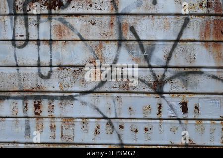 HINTERGRUNDSTRUKTUR EINES ALTEN UND ROSTIGEN METALLSCHIEBERS Stockfoto