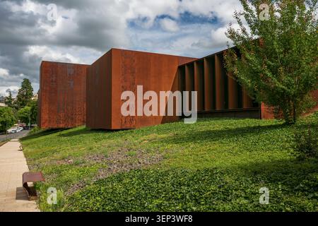 05-07-2023-Rodez, Frankreich. Das Soulages Museum, RCR Arquitectes, wurde auf dem Foirail-Plateau vor den Toren des historischen Zentrums von Rodez erbaut. Stockfoto