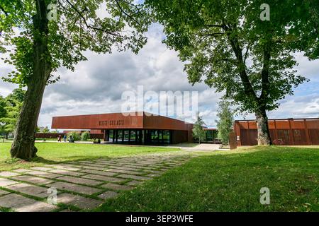 05-07-2023-Rodez, Frankreich. Das Soulages Museum, RCR Arquitectes, wurde auf dem Foirail-Plateau vor den Toren des historischen Zentrums von Rodez erbaut. Stockfoto