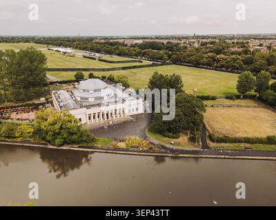 Newcastle upon Tyne UK: 11. August 2025: Wylam Brewery sitzt am See im Exhibition Park, umgeben von Grünflächen und Feldern, in dieser aus der Vogelperspektive Stockfoto