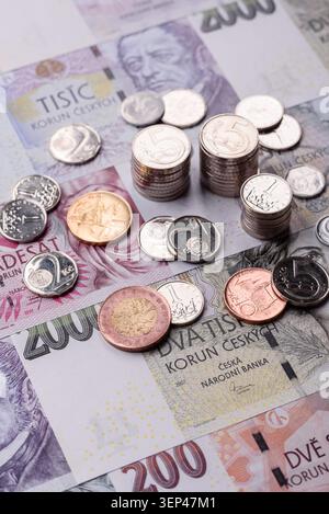Tschechisches Papiergeld, Krone oder Krone, in verschiedenen Stückelungen für den Finanzaustausch und die Abrechnung. Tschechische Krone als finanzieller Hintergrund für Ihre d Stockfoto