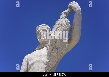 Niedriger Blick auf die Statue des Tauchers Bruno Pelaia vor klarem blauem Himmel im Mondo Blu Diving in Santa Maria di Ricadi, Kalabrien, Süditalien. Stockfoto