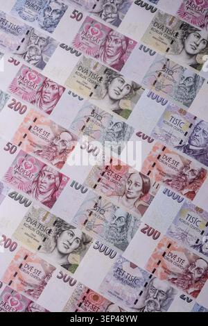 Tschechisches Papiergeld, Krone oder Krone, in verschiedenen Stückelungen für den Finanzaustausch und die Abrechnung. Tschechische Krone als finanzieller Hintergrund für Ihre d Stockfoto