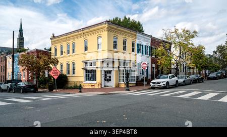 Historische Kreuzung der 36th Street NW und N Street NW im Stadtteil Georgetown von Washington, D.C. mit farbenfrohen Reihenhäusern. Stockfoto