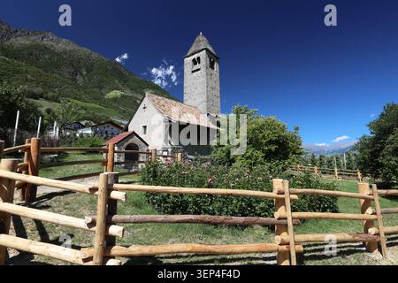 Ein Sommertag in Naturns, Naturno, nähe Meran, hier der Blick auf das St. Prokulus Kirchlein, Kirche, Fresken, Altertum, Meraner Land, Südtirol, Südtirol, Südtirol, Tourismus, Vinschgau, Vinschgau *** Ein Sommertag in Naturn, bei Meran, hier der Blick auf die Kirche St. Prokulus, Kirche, Fresken, Antike, Meran Region, Südtirol, Südtirol, Südtirol, Tourismus, Vinschgau, Vinschgau Stockfoto