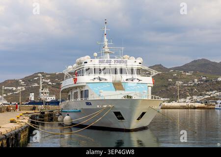 Mykonos, Griechenland - 9. April 2026: Orca-Schiff, das von Delos Tours betrieben wird und im Hafen der Insel Mykonos, Griechenland, angedockt wurde Stockfoto