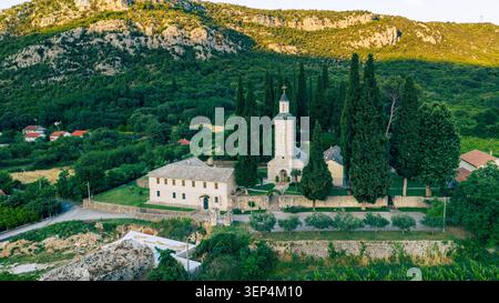 Zitomislic Monastery, Bosnien und Herzegowina 7. Juni 2026 aus der Vogelperspektive des historischen serbisch-orthodoxen Klosterkomplexes in der Nähe von Mostar in Herzegowina Stockfoto