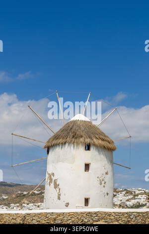 Malerische Aussicht. Berühmte Windmühlen in Mykonos. Traditionelle griechische Windmühlen auf Mykonos, Griechenland Stockfoto