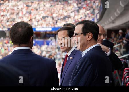 Los Angeles, Usa. Juni 2026. US-Außenminister Marco Rubio (C) nimmt am 2026 Freitag, den 12. Juni 2026, am Start der World Cup Gruppe D zwischen den USA und Paraguay im Los Angeles Stadium in Los Angeles Teil. Foto: US State Department/UPI Credit: UPI/Alamy Live News Stockfoto