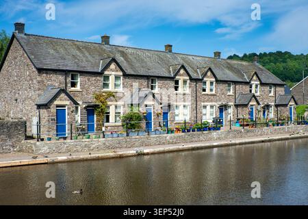 Eine Reihe von Reihenhäusern entlang des Brecon Basin, der Endstation des Monmouthshire and Brecon Canal in Brecon, Powys, Wales, Großbritannien Stockfoto