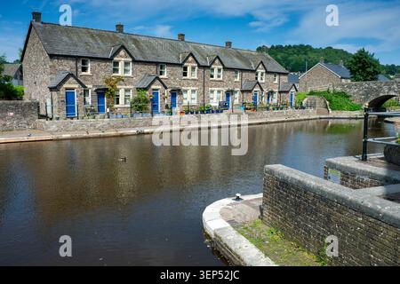 Eine Reihe von Reihenhäusern entlang des Brecon Basin, der Endstation des Monmouthshire and Brecon Canal in Brecon, Powys, Wales, Großbritannien Stockfoto