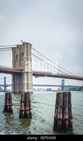New York City, USA, 30. April 2024, die Brooklyn Bridge, die sich über den East River erstreckt Stockfoto
