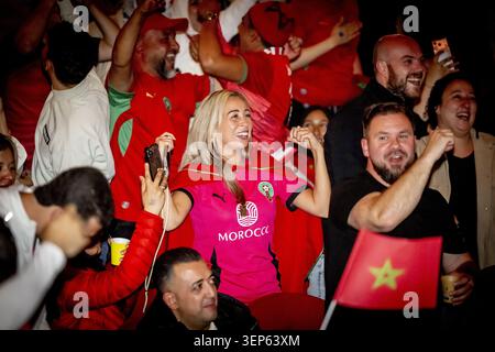 AMSTERDAM - Mitglieder der marokkanischen Gemeinschaft jubeln während des Spiels Marokko - Brasilien. Sie sehen gemeinsam das erste Billardspiel der marokkanischen Nationalmannschaft bei der Weltmeisterschaft. ROBIN UTRECHT / ANP netherlands Out - belgien Out Stockfoto