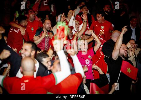 AMSTERDAM - Mitglieder der marokkanischen Gemeinschaft jubeln während des Spiels Marokko - Brasilien. Sie sehen gemeinsam das erste Billardspiel der marokkanischen Nationalmannschaft bei der Weltmeisterschaft. ROBIN UTRECHT / ANP netherlands Out - belgien Out Stockfoto