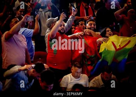 AMSTERDAM - Mitglieder der marokkanischen Gemeinschaft jubeln während des Spiels Marokko - Brasilien. Sie sehen gemeinsam das erste Billardspiel der marokkanischen Nationalmannschaft bei der Weltmeisterschaft. ROBIN UTRECHT / ANP netherlands Out - belgien Out Stockfoto