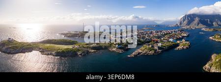 Panoramablick aus der Vogelperspektive auf Henningsvaer, Lofoten-Inseln, Norwegen Stockfoto
