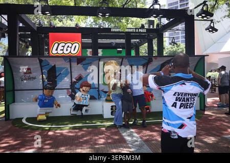 Die Fans werden am Lego-Stand beim FIFA Fan Festival in Atlanta, Georgia, am Samstag, den 13. Juni 2026 fotografiert. (Foto: Pat Scaasi | MI News) Credit: MI News & Sport /Alamy Live News Stockfoto