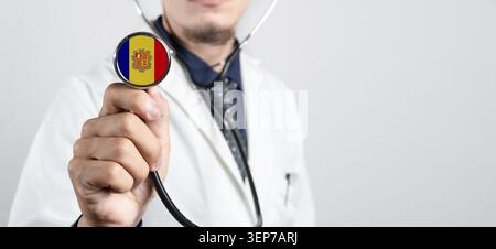 Andorra Gesundheitssystem, Andorranisches nationales Gesundheitskonzept. Hand des Arztes, der Stethoskop hält Stockfoto