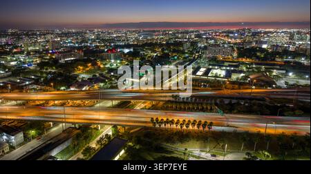 Miami, FL, USA - 08. Februar 2026: Die Stadtlandschaft von Miami, Florida, in der Dämmerung mit Straßenlaternen und Stadtlichtern Stockfoto