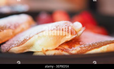 Frische Pfannkuchen mit Obst in einer gemütlichen Küche Stockfoto