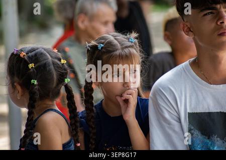 Im Zoo in Ciego de Avila, Kuba, versammelte sich eine Gruppe von Kindern und Jugendlichen im Freien Stockfoto