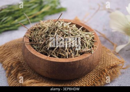 Rosmarin in einer Holzschale auf grauem Hintergrund Stockfoto