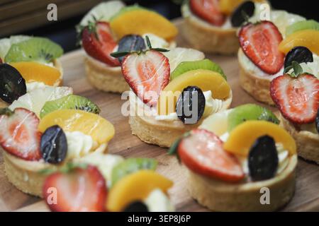 Obstkuchen auf einem Tablett, bereit zum Servieren Stockfoto