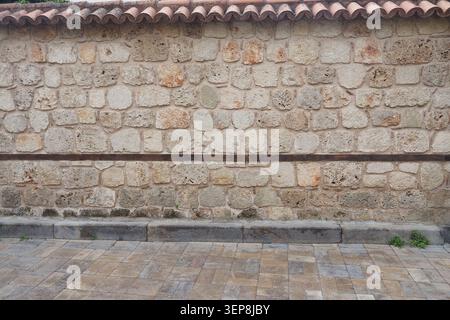 Steinmauer an historischer Stelle mit einfachem Steindesign Stockfoto