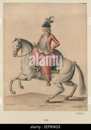 Ein Stich von Robin de Montigny zeigt Marie-Antoinette im Profil, das auf einem weißen Pferd reitet, in kunstvoller Hofkleidung mit Federhut und besticktem Kostüm gekleidet ist und die aristokratischen Reiterporträts des vorrevolutionären Frankreich widerspiegelt. Stockfoto