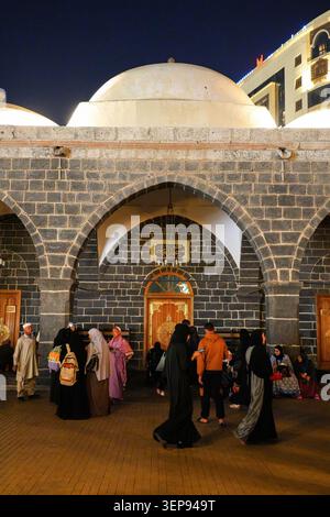 Die historische Architektur der Al-Ghamama Moschee mit ihren weißen Kuppeln bei Nacht in Madinah, Saudi-Arabien Stockfoto