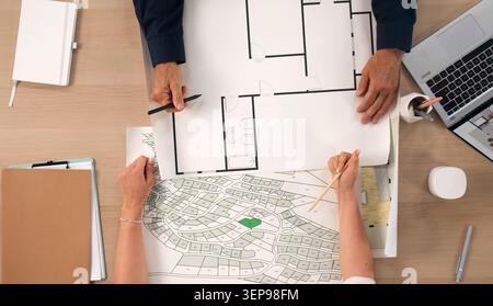 Mann Und Frau Studieren Stadtplan Auf Laptop Für Die Projektplanung. Stockfoto